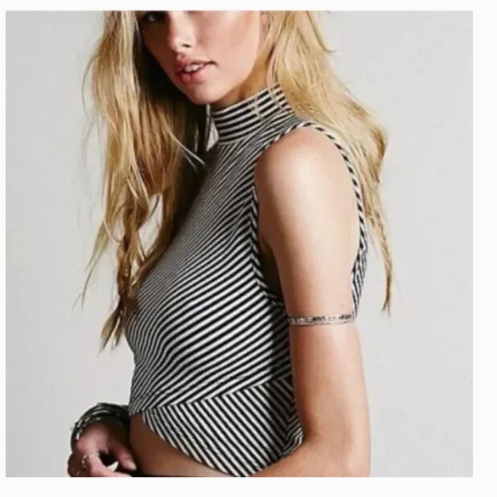 NWOT Free People Black/White Striped Tabby Cat Mock Neck Crop Sz L-Free leggings - Picture 3 of 10